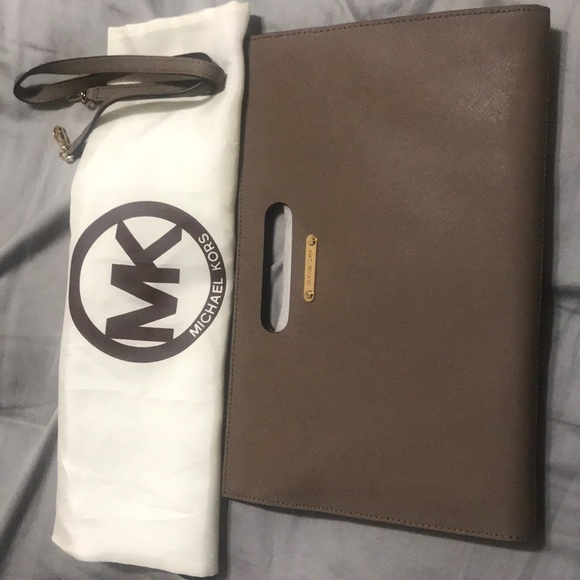 Original Michael Kors Tan Clutch W/ Dust Bag - Picture 1 of 5